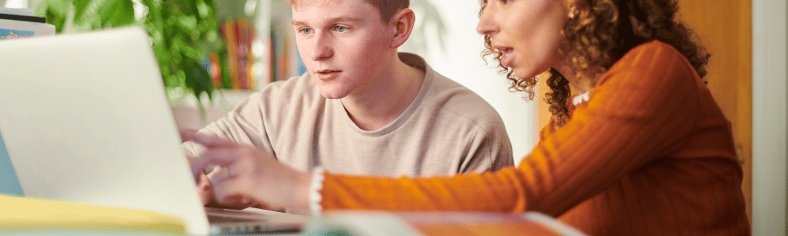 Nachhilfe in Leipzig: Schüler und Tutor arbeiten gemeinsam am Laptop an Aufgaben.