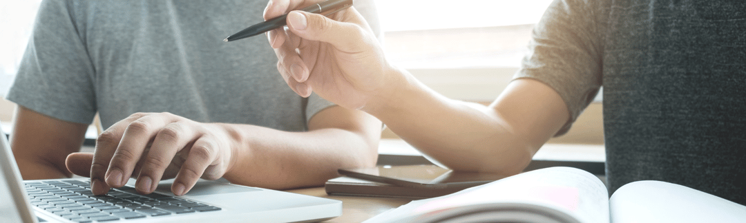 SEO: Individuelle Online-Nachhilfe in Leipzig: Zwei Personen arbeiten am Laptop zusammen.
