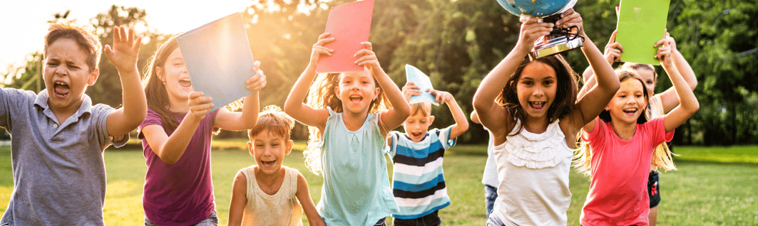 Glückliche Schulkinder in Leipzig nach erfolgreicher Nachhilfe – Freude am Lernen spürbar.