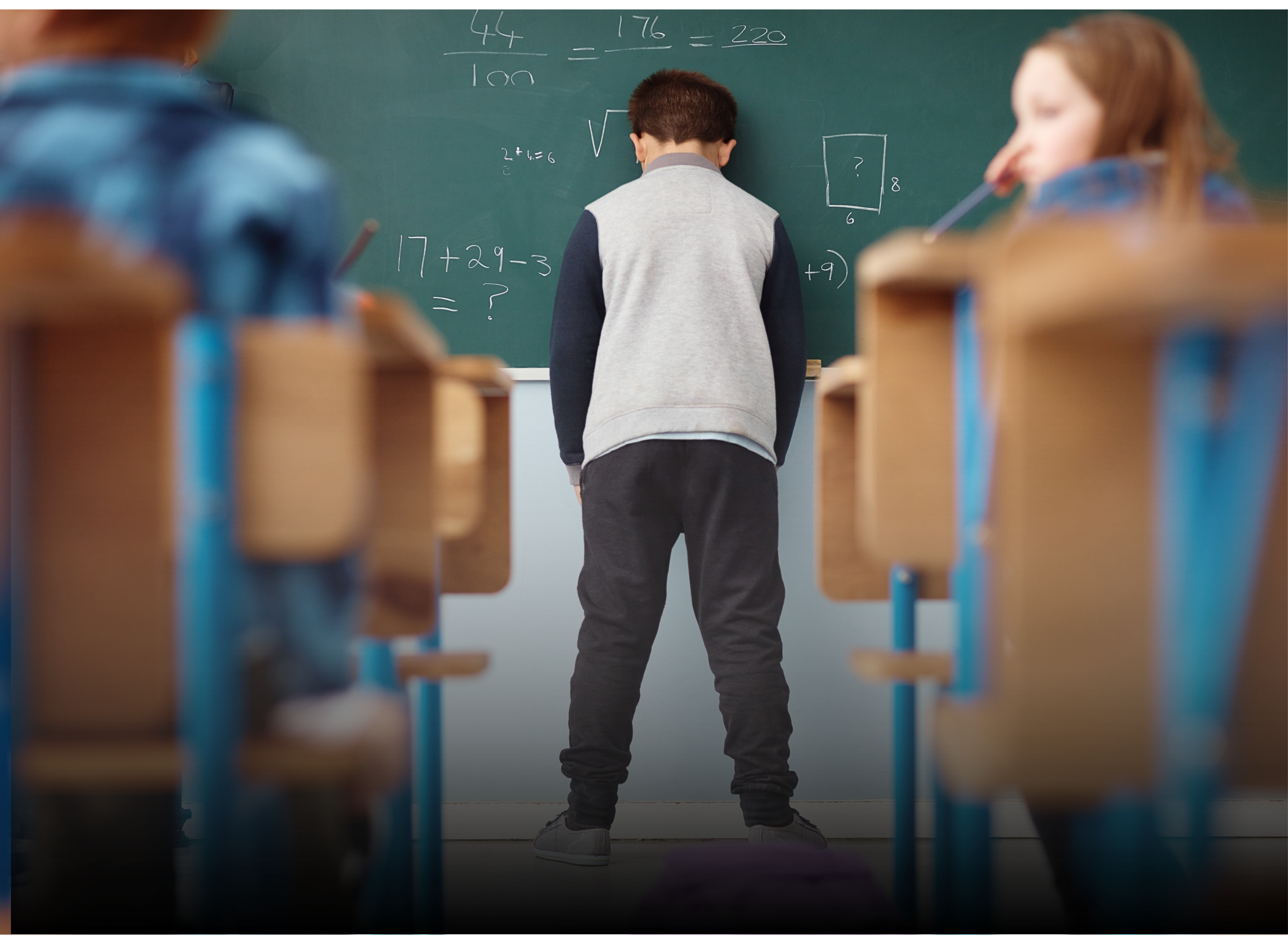 Nachdenklicher Schüler in Leipziger Klassenzimmer – Anzeichen für möglichen Nachhilfebedarf.