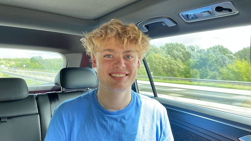 LeviThias Nachhilfe Berlin Schüler Charlie R. sitzt im Auto