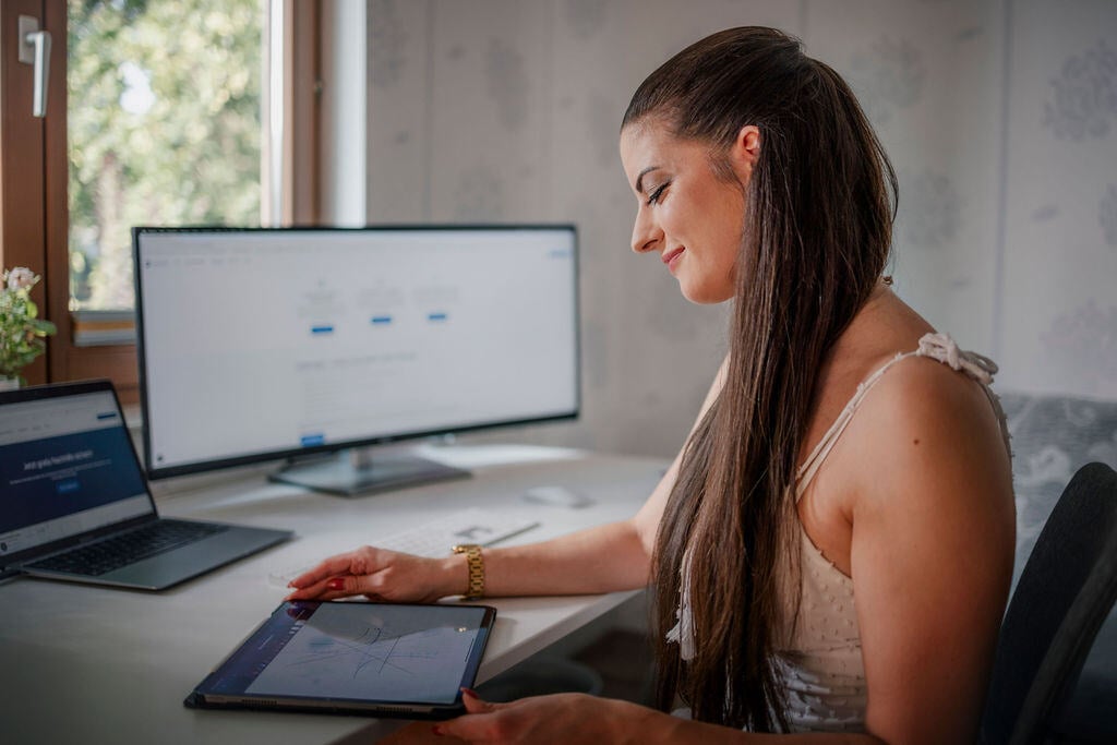 LeviThias Nachhilfe Glückliche Lehrerin geht die Matheaufgaben durch