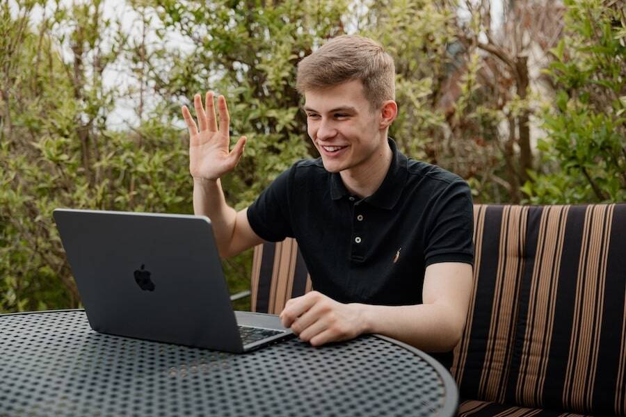 LeviThias online Nachhilfe in Mathematik Schüler sitzt winkend am Laptop