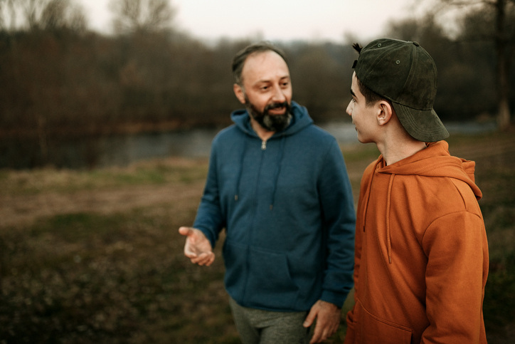 LeviThias Cube Club Online Vater und Sohn spazieren und unterhalten sich