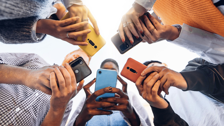LeviThias Cube Club Online Jugendliche benutzen Smartphones 