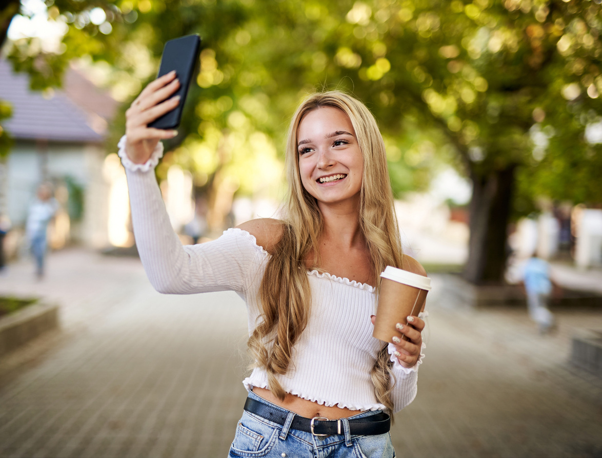 LeviThias Cube Club Online Jugendliche Influencer macht Selfie 