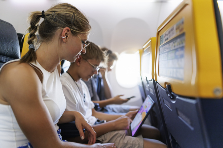 LeviThias Cube Club Online Jugendliche mit Laptop im Flugzeug 