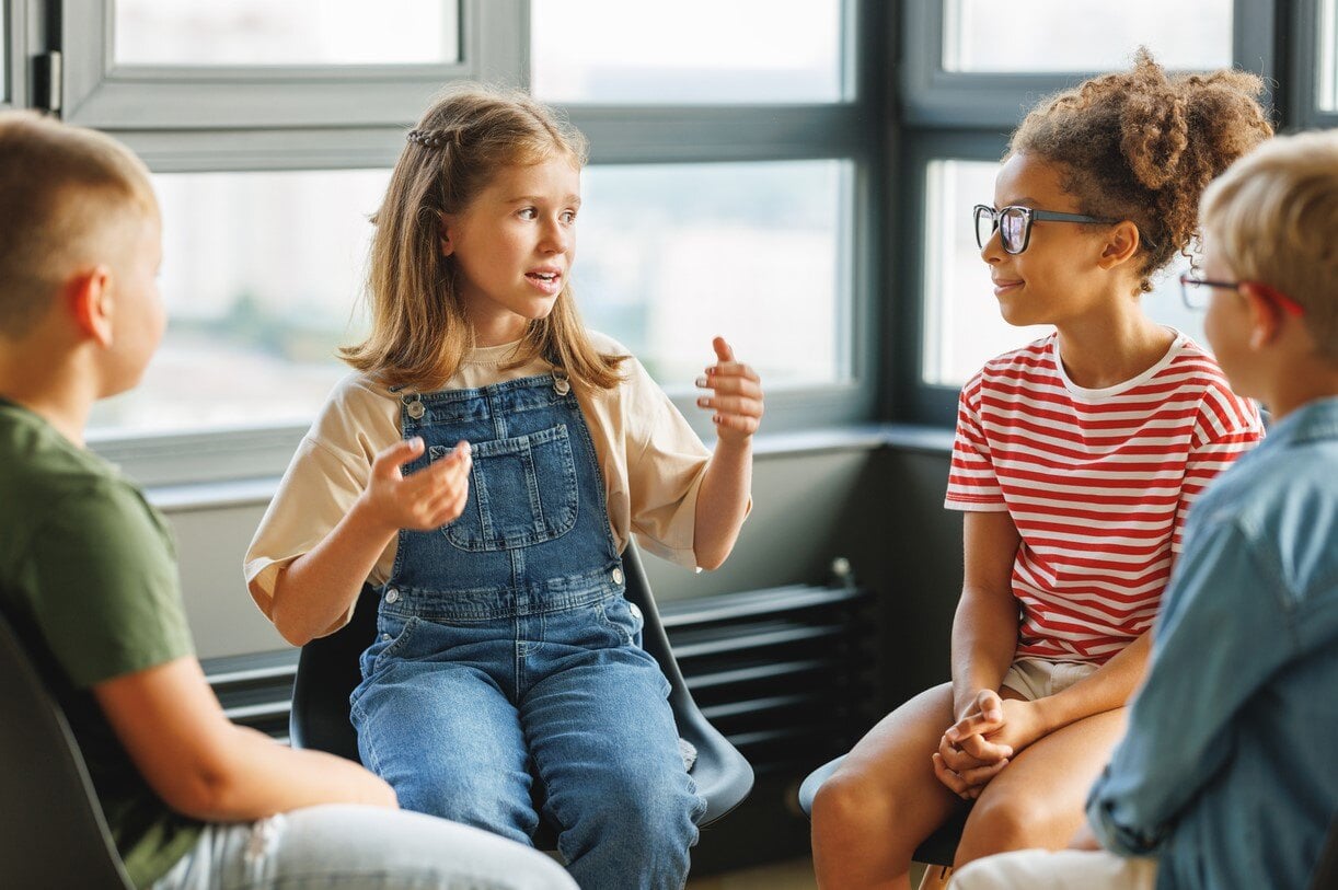 LeviThias Nachhilfe Cube Club online Kinder diskutieren zusammen