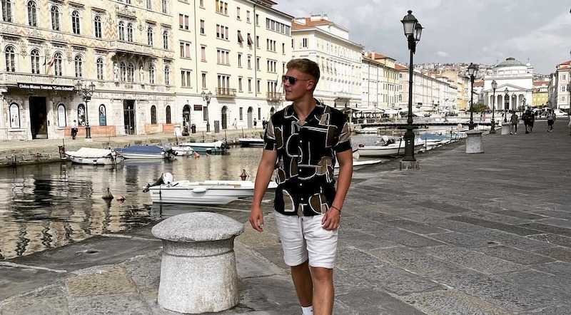 LeviThias Nachhilfe Zwenkau Schüler Dean J. läuft am Fluss entlang