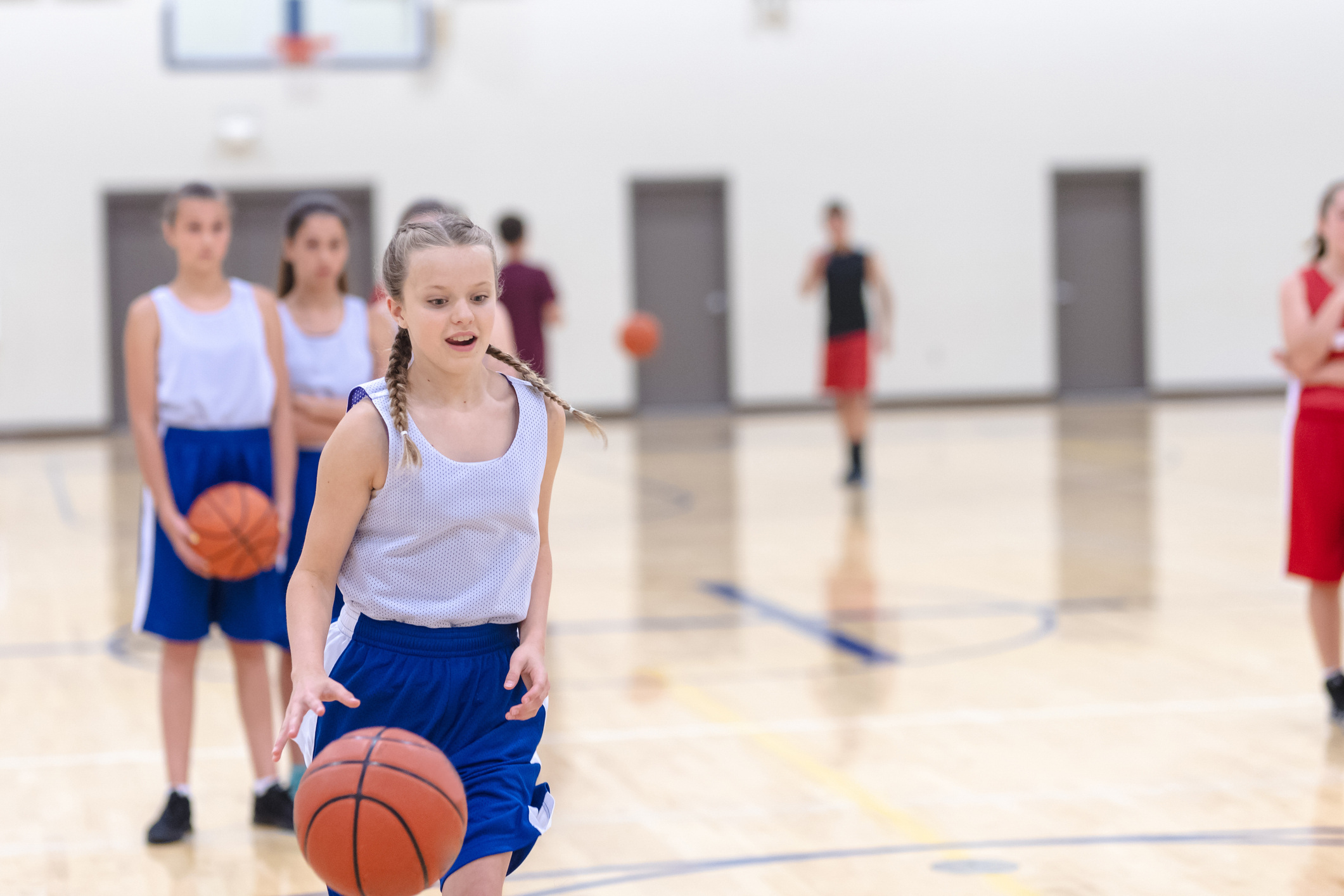 LeviThias Cube Club Online Schüler spielen Basketball in Ganztagsschule