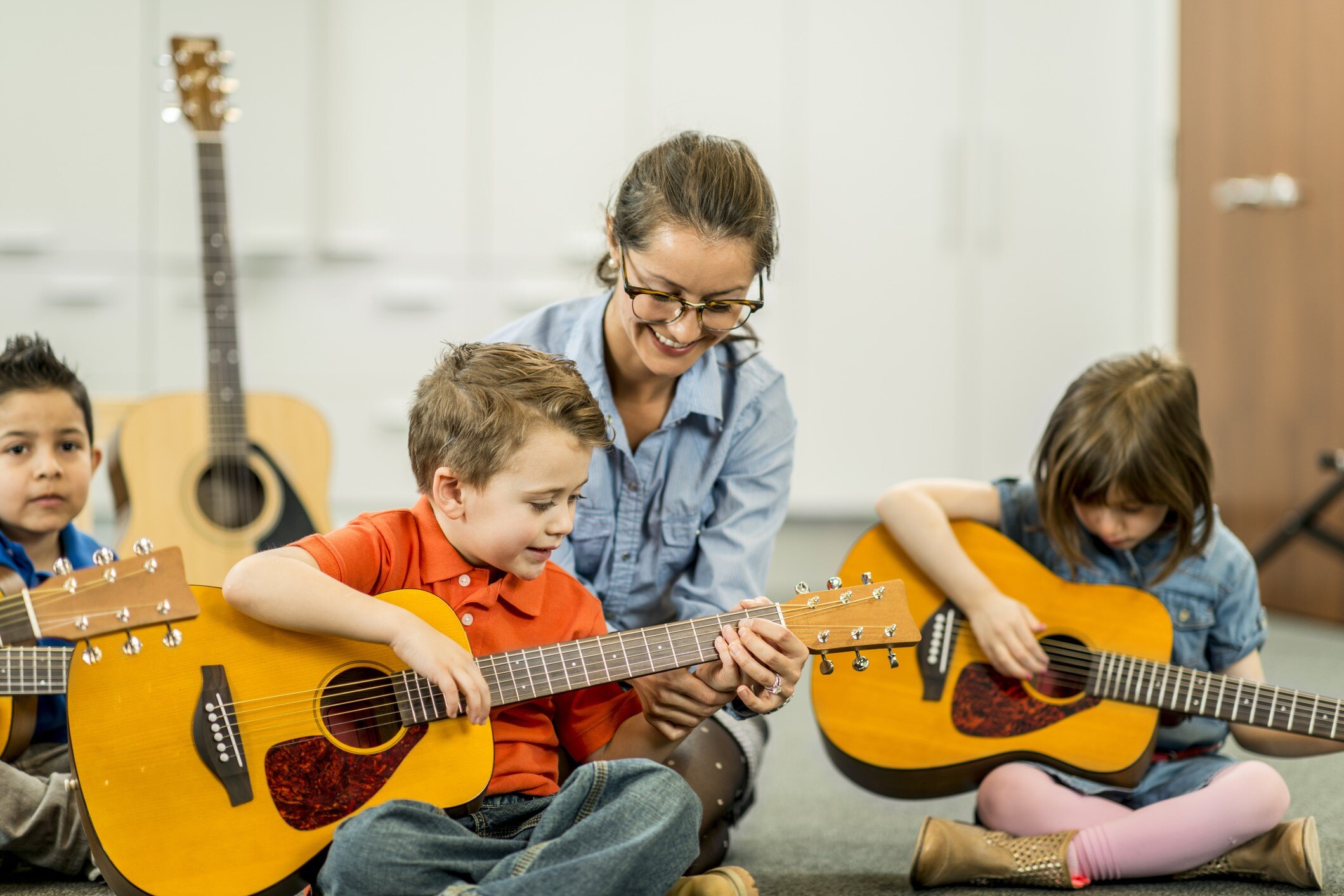 LeviThias Cube Club Online Lehrer und Schüler spielen Gitarre Ganztagsschule